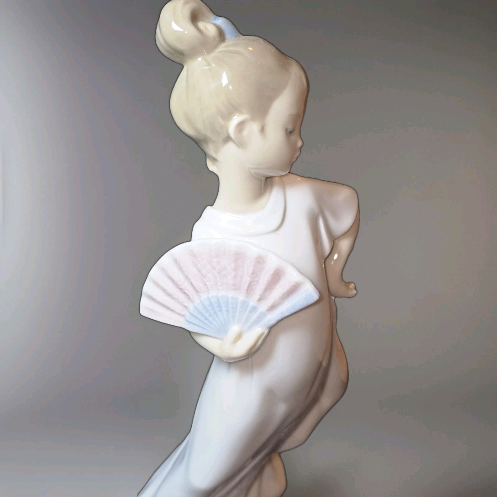 RARE NAO Daisa Spain I’m Pretty Young Girl With Fan RETIRED 2003 Figurine #1455