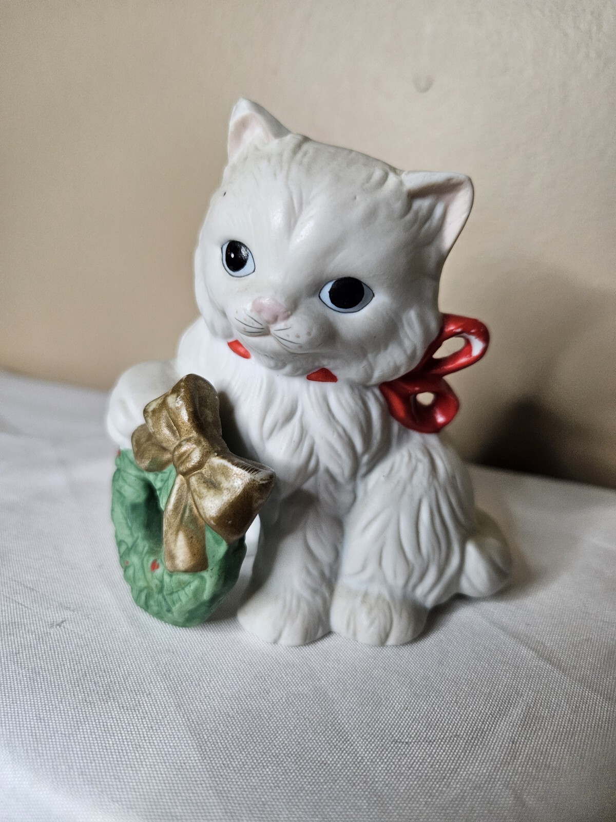 Vintage Homco 5112 White Kitty Cat Christmas Figurine Holding Wreath 3.5″