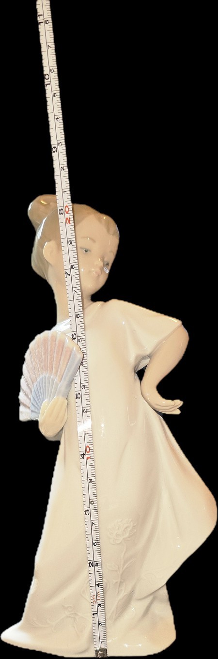 RARE NAO Daisa Spain I’m Pretty Young Girl With Fan RETIRED 2003 Figurine #1455