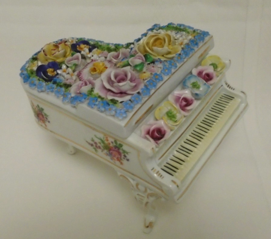 LARGE ELFINWARE PORCELAIN PIANO 5″ X 6″ X 5 1/2″ 1939-1941 GERMANY VINTAGE