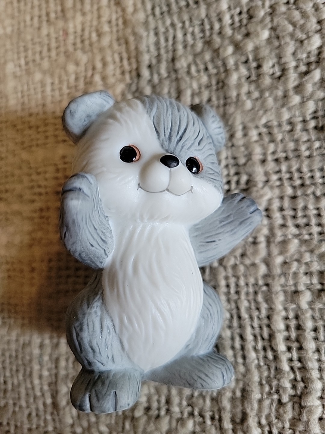 1992 Avon Best Buddies Puppies Playing Ball 2in X 1.25in