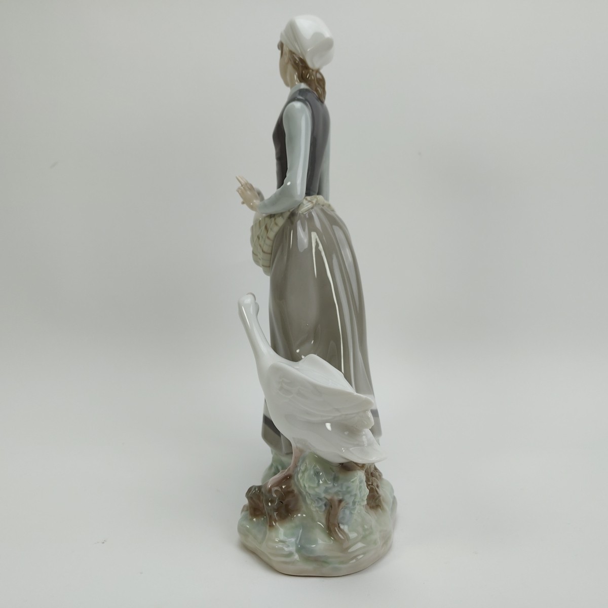 Lladro Girl with Goose in the Corral 4815 Porcelain Figurine 12.5″ En el corral