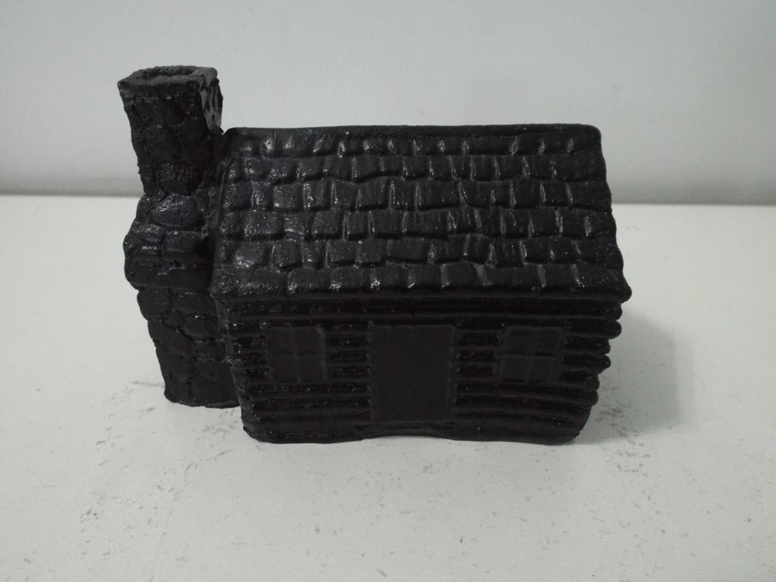 VTG 70s Canadian “Log Cabin” HandCarved 3.5″ BlackHouse Lacquered Coal Sculpture