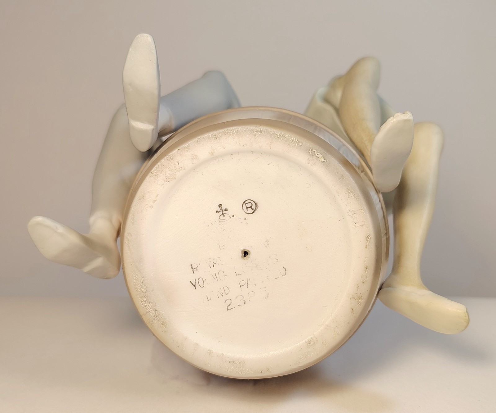 Vtg Porcelain Figurine Boy & Girl Young Lovers on Barrel Royal Crown #2385 Rare