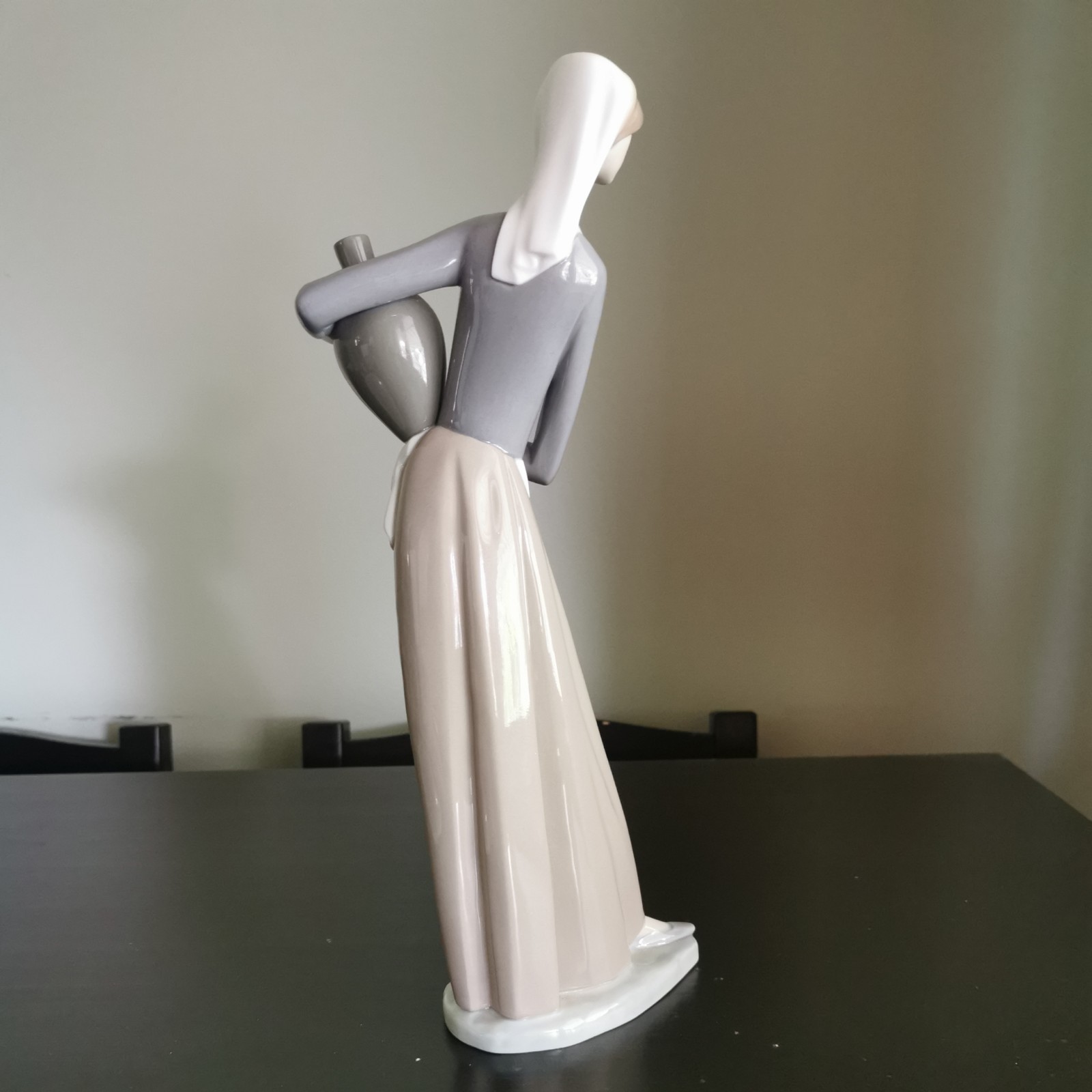 Vintage NAO By Lladro- De la Fuente Cántaro Suelo “Girl with Jug”