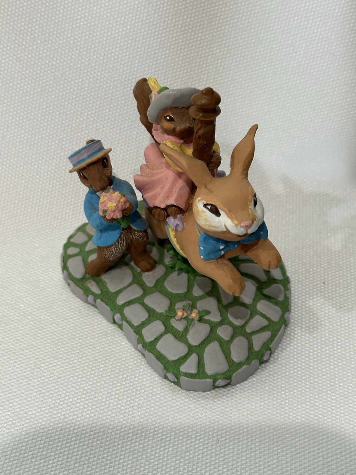 1993 Avon Kathy Jeffers Carousel Collection Flowers for a Kiss Bunny Easter