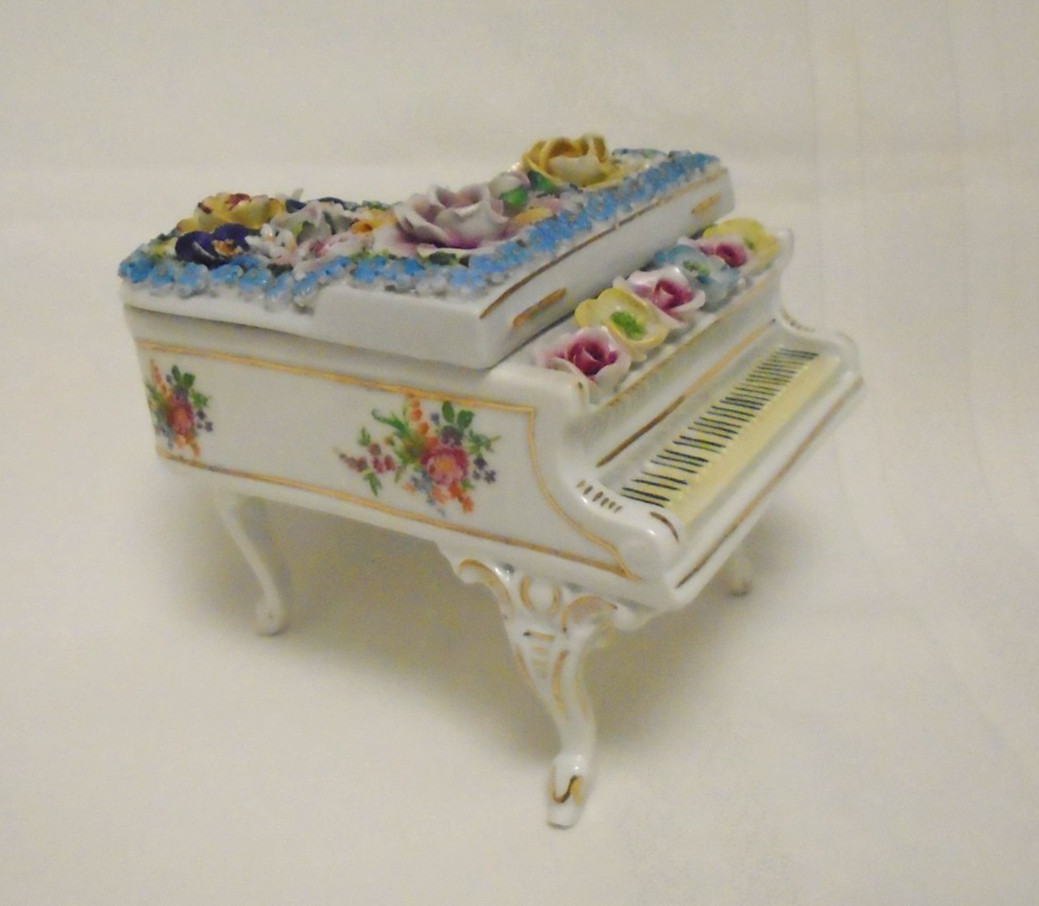 LARGE ELFINWARE PORCELAIN PIANO 5″ X 6″ X 5 1/2″ 1939-1941 GERMANY VINTAGE