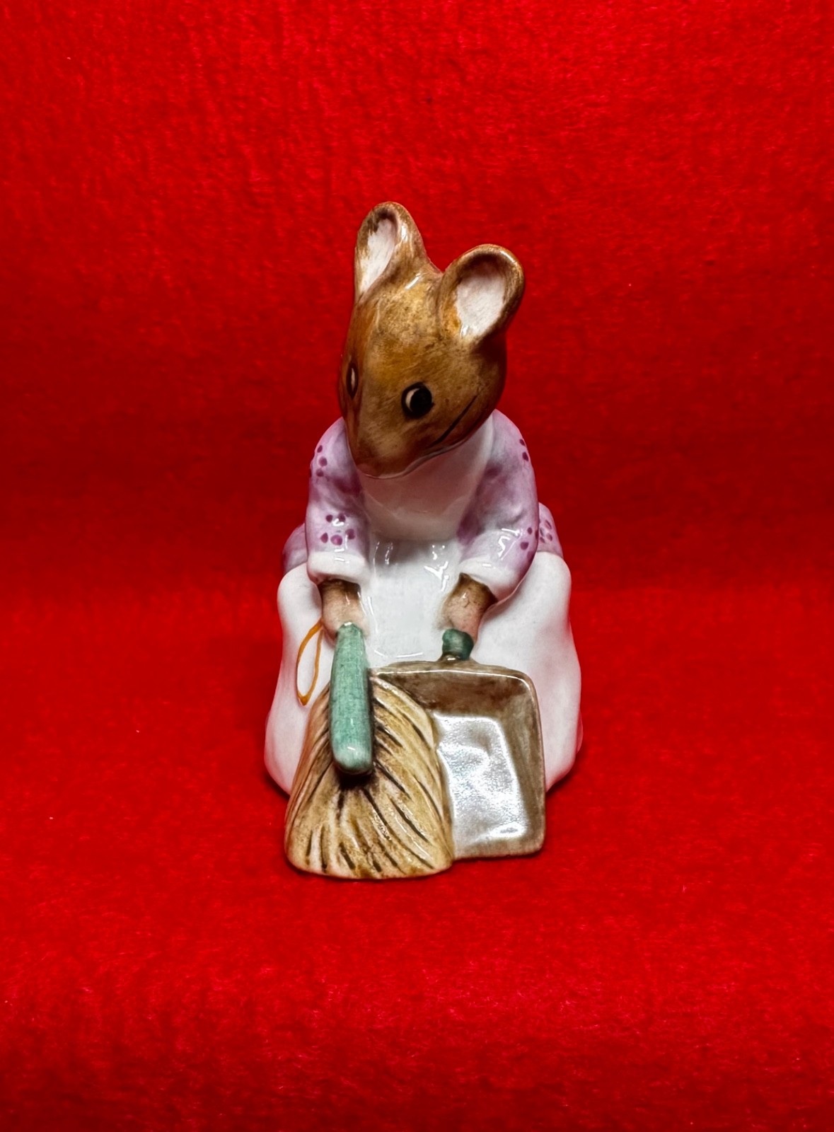 Vintage Beatrix Potter • Hunca Munca Sweeping • Beswick England © 1977 • (It #7)