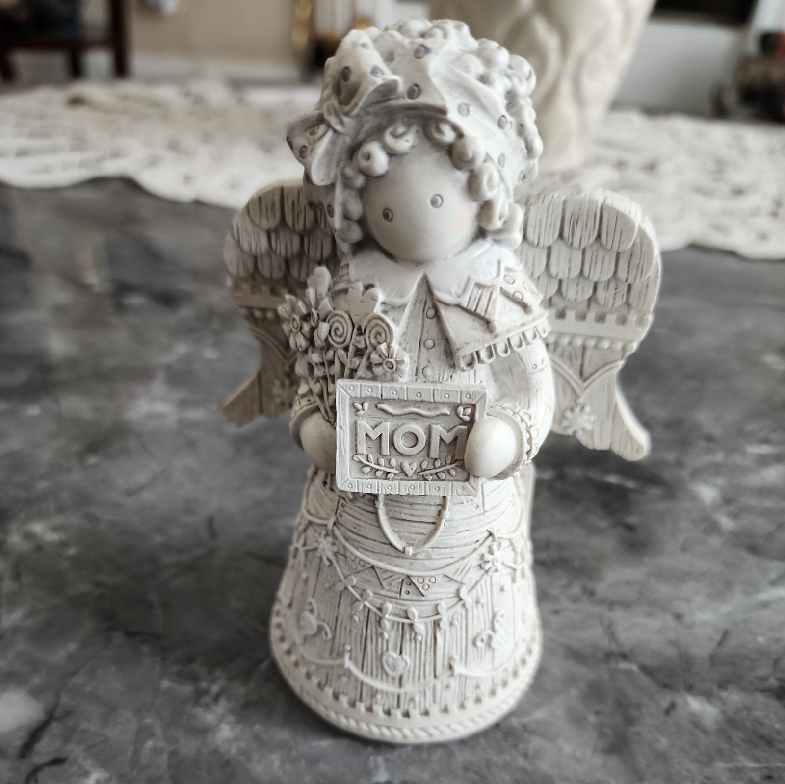 2017 Boxwood Angel figurine with MOM sign & Flowers By Artist Melanie Keene(EB2)