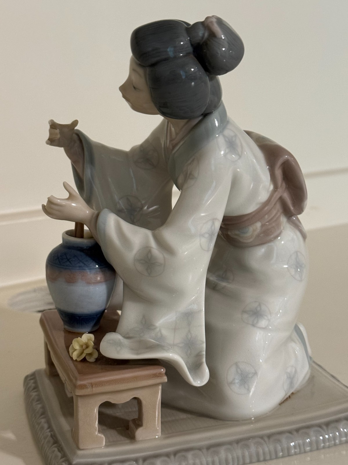 Lladro #4840 Japanese Decorating Figurine Geisha Flower Arranger