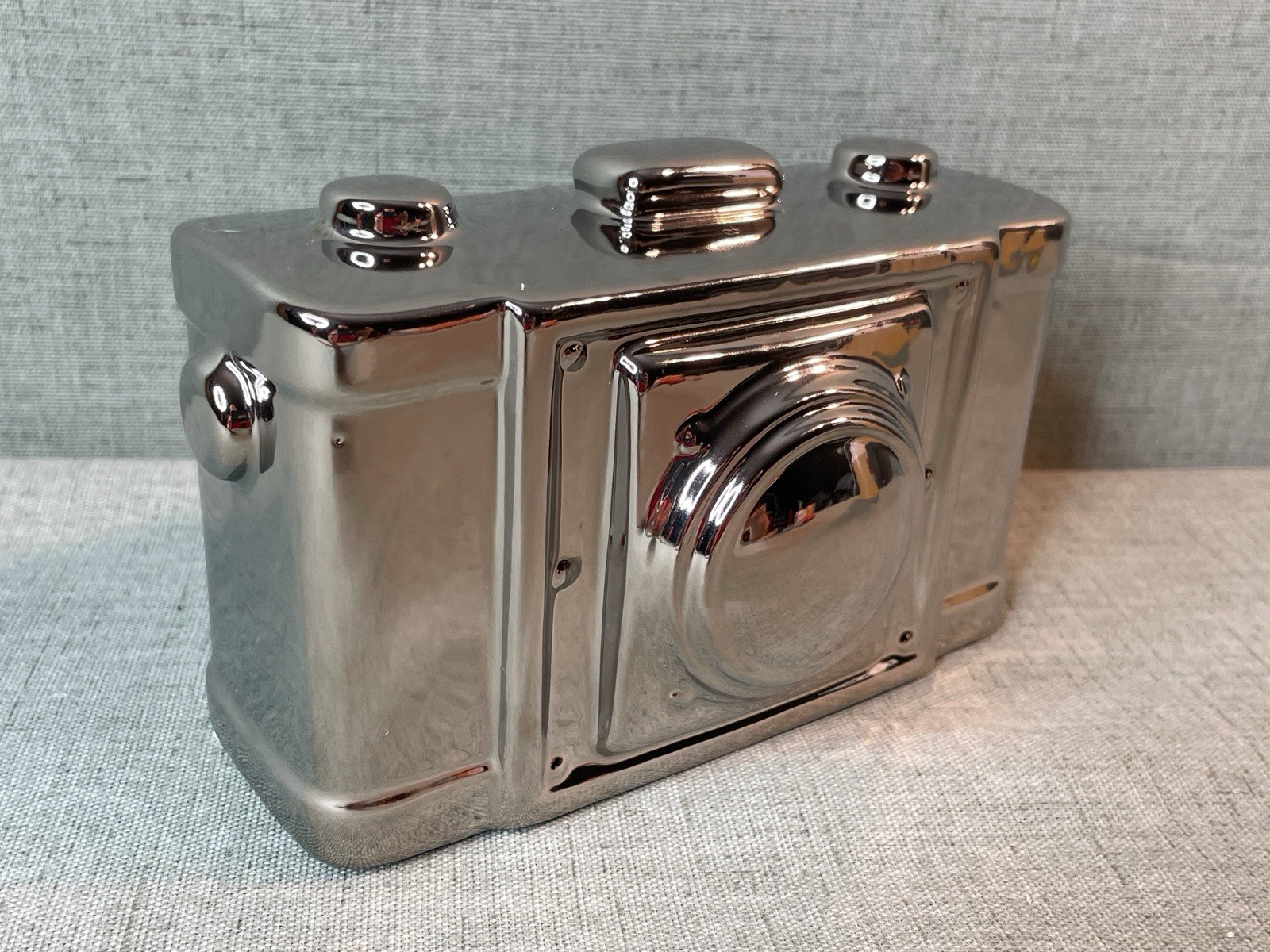 Interiors By Design Ceramic Mirrored Camera Decorating Piece – Silver/Chrome