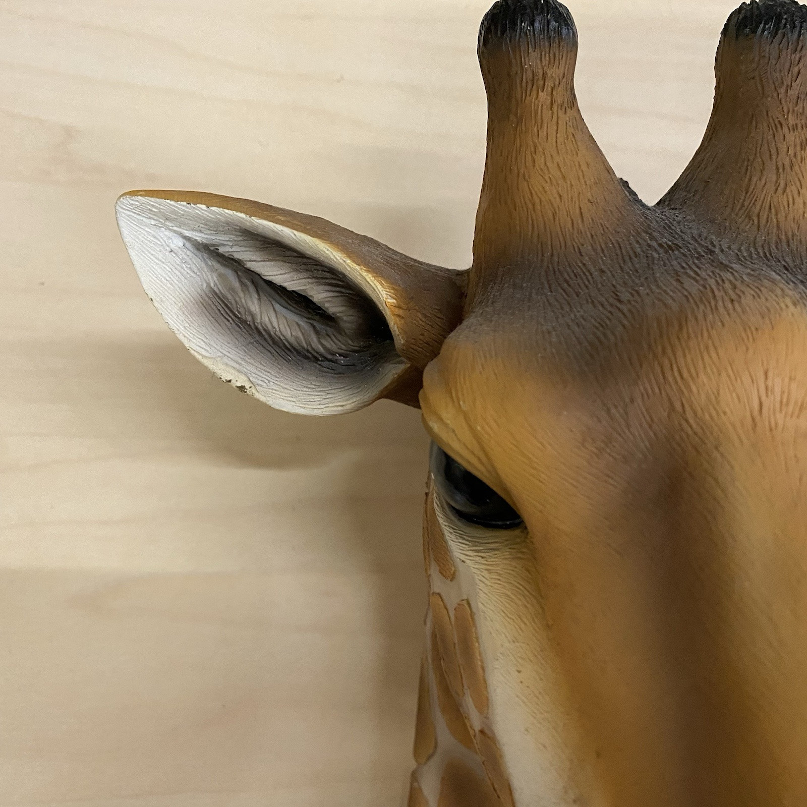 DWK Corporation Giraffe Head Hanging Display Wall Mount Home Decor 10” Statue