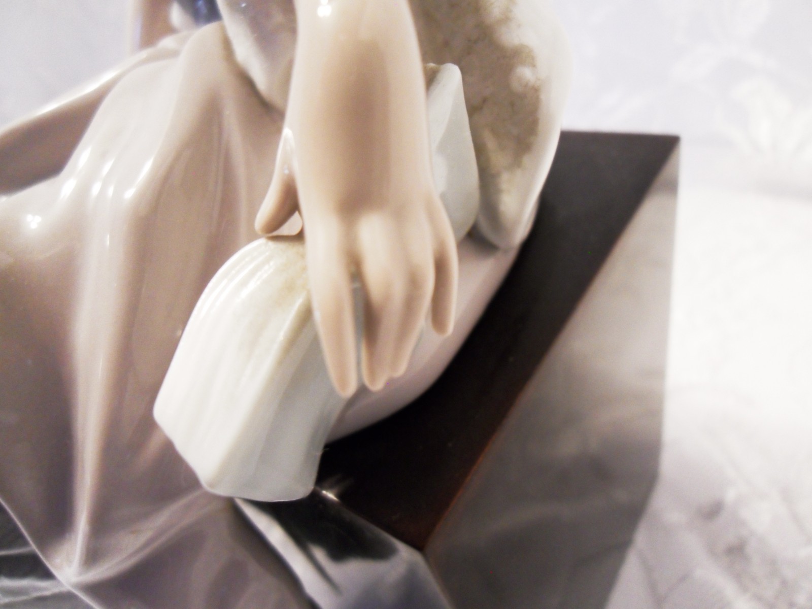LLADRO # 1381 “PRINCESS SITTING” PORCELAIN FIGURINE