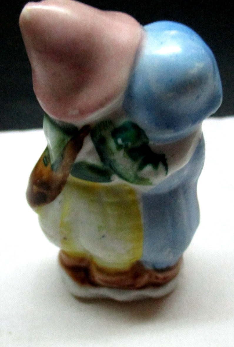 Figurine Dutch Girl & Boy kissing Miniatures Made In Japan