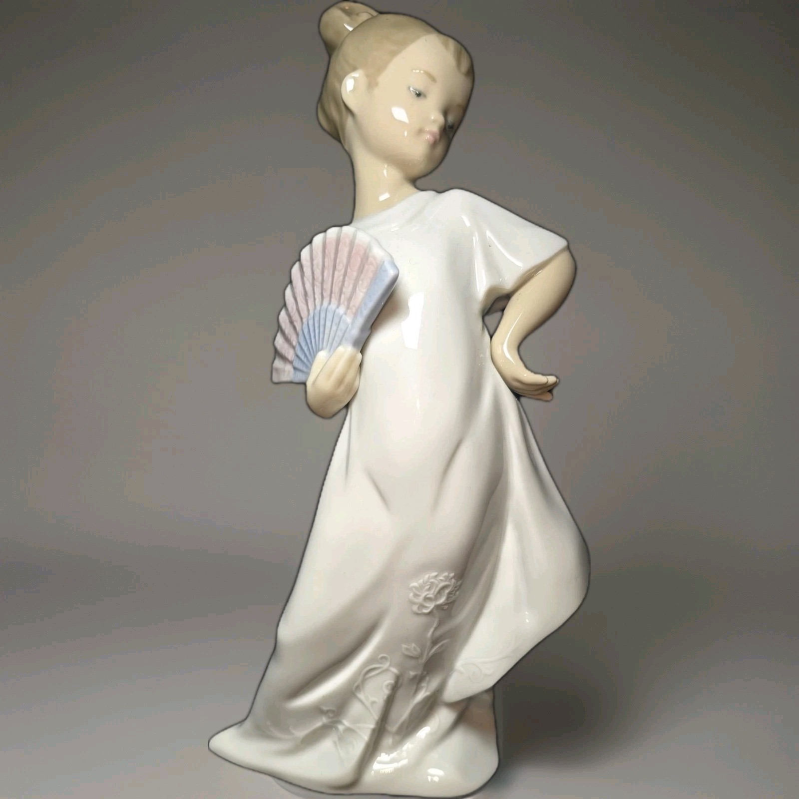RARE NAO Daisa Spain I’m Pretty Young Girl With Fan RETIRED 2003 Figurine #1455
