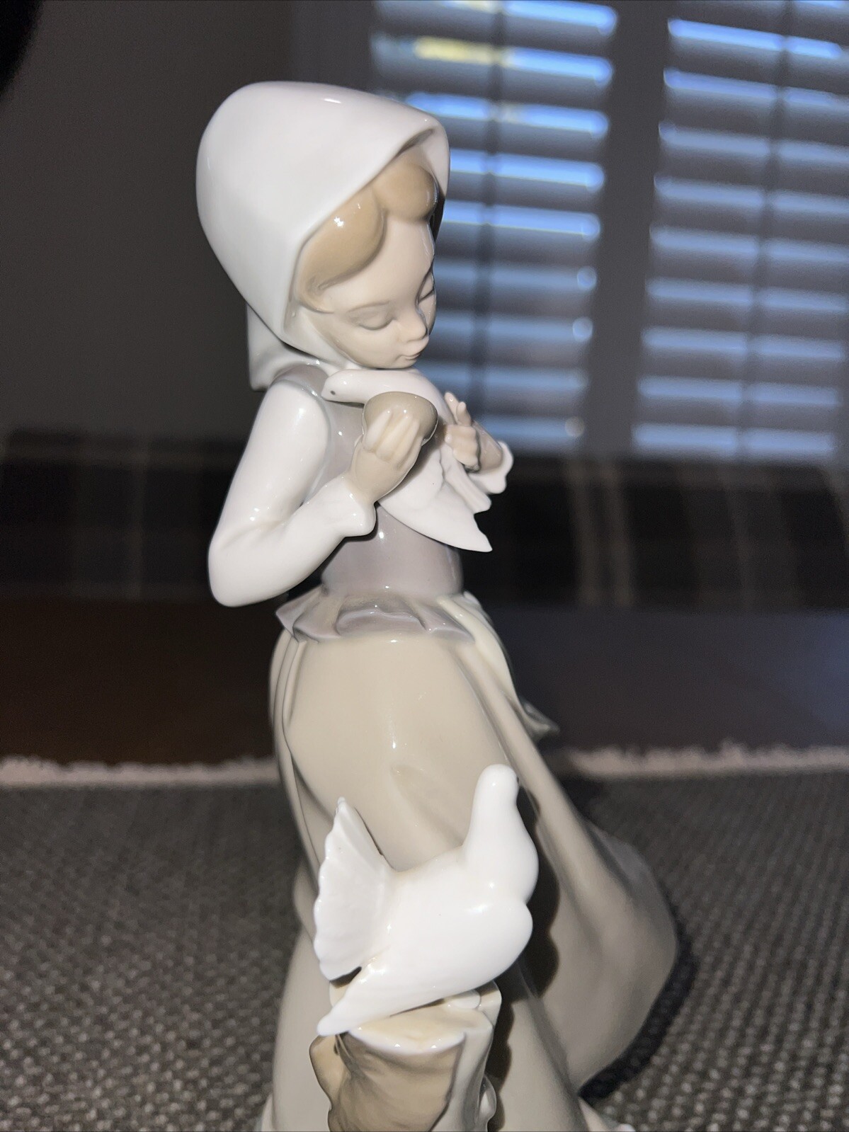 VINTAGE LLADRO CHILDREN WITH ANIMALS – GIRL WITH PIGEONS – #4915 GLOSS – EUC
