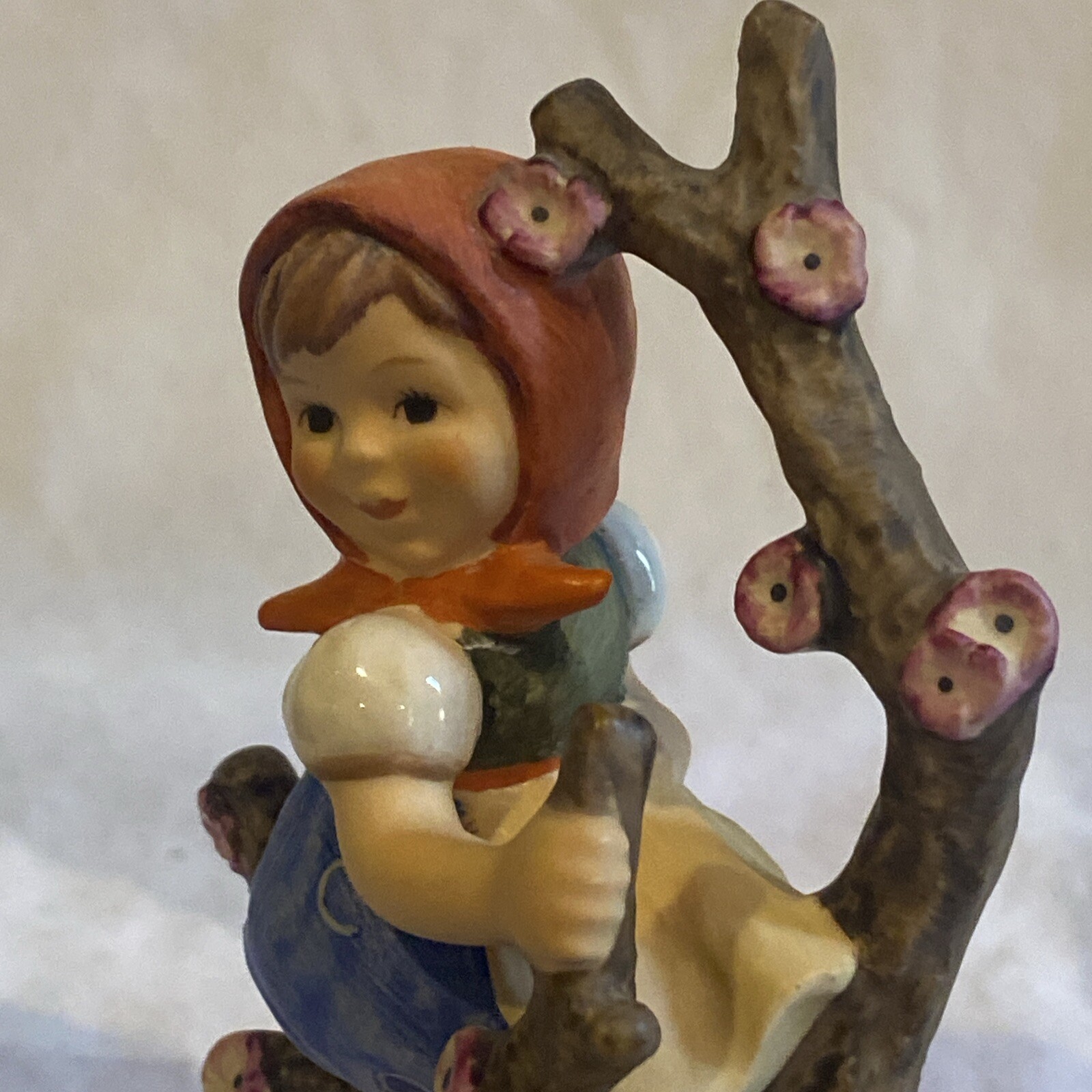 “Apple Tree Girl” Goebel Hummel Figurine TMK5 #141 3/0 4 1/8” Tall