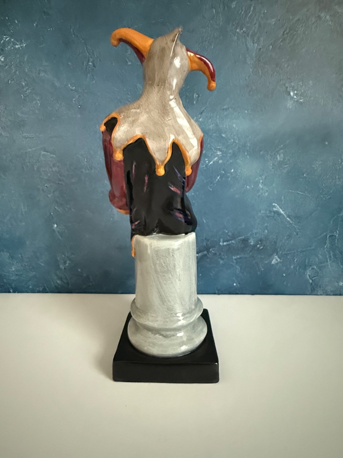 ROYAL DOULTON FIGURINE “THE JESTER” HN2016 9.5”