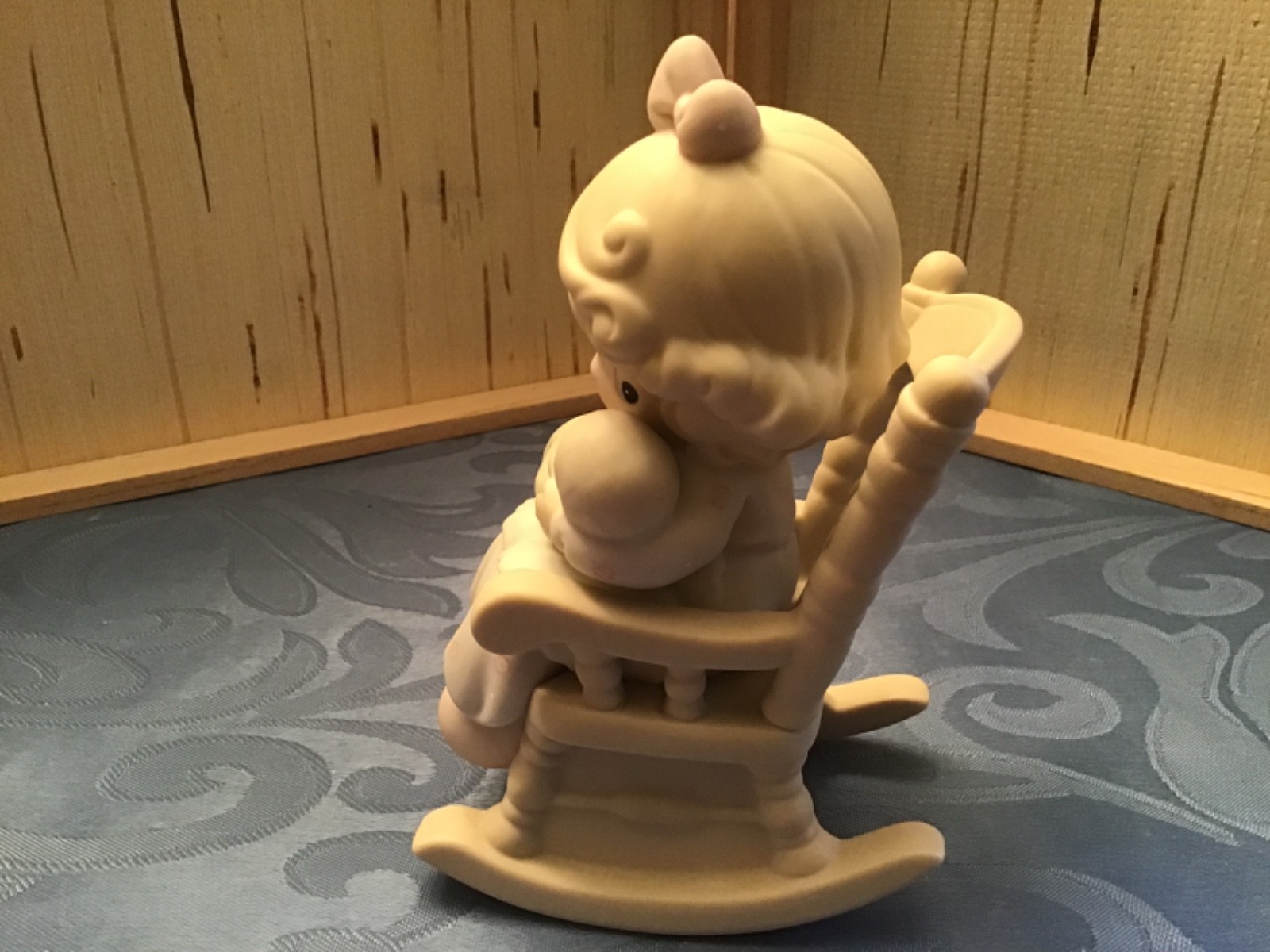Precious Moments figurine collectable “Love Never Leaves A Mothers Arms” 523941