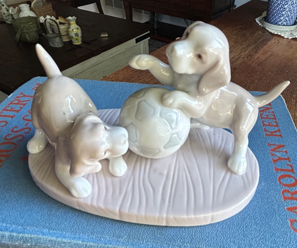 Roman Valencia Porcelain Beagle Puppies Playing Soccer 74054 Retired Pristine