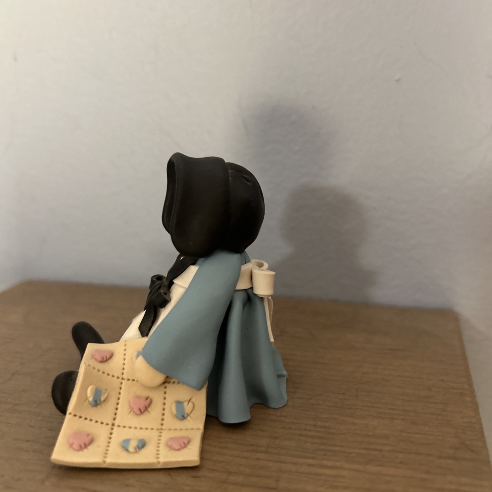 Amish Figurine Set Girl & Quilt Shelf Sitter Faceless 2.5 In Tall EUC