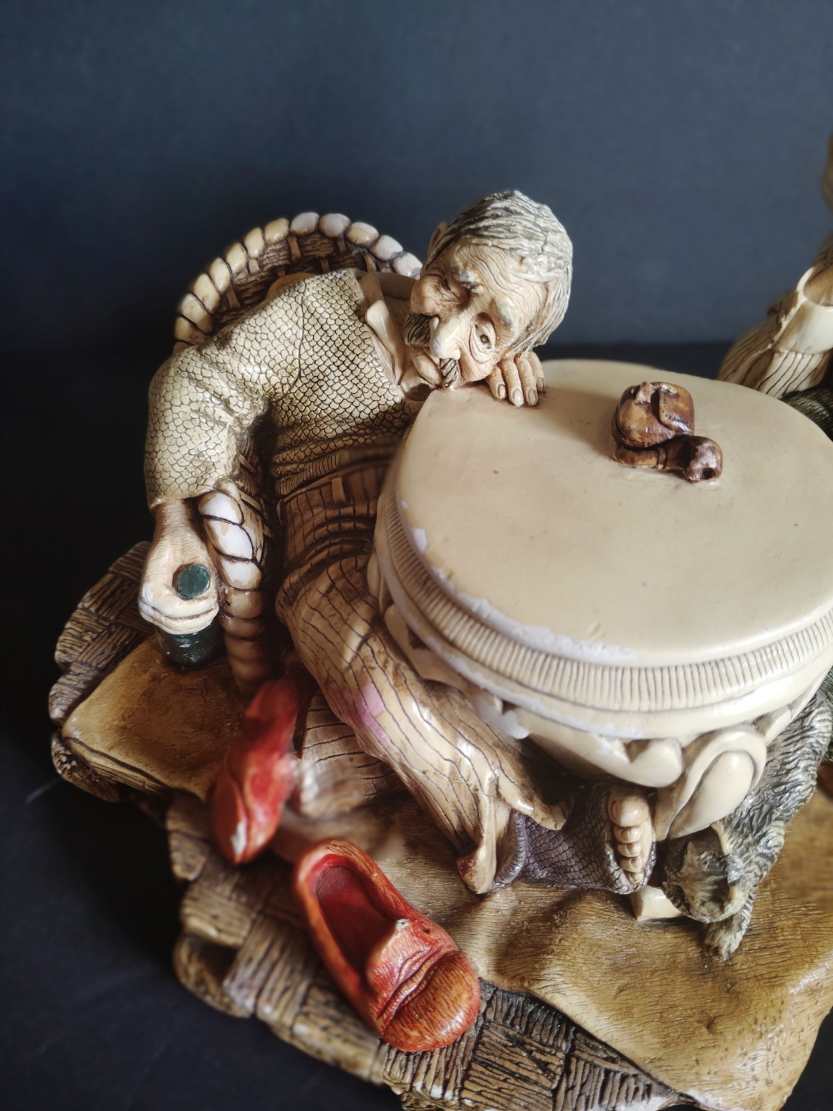 Naturecraft Hand Painted Resin Old Pals Figuri Beige Brown Red Sculpture England