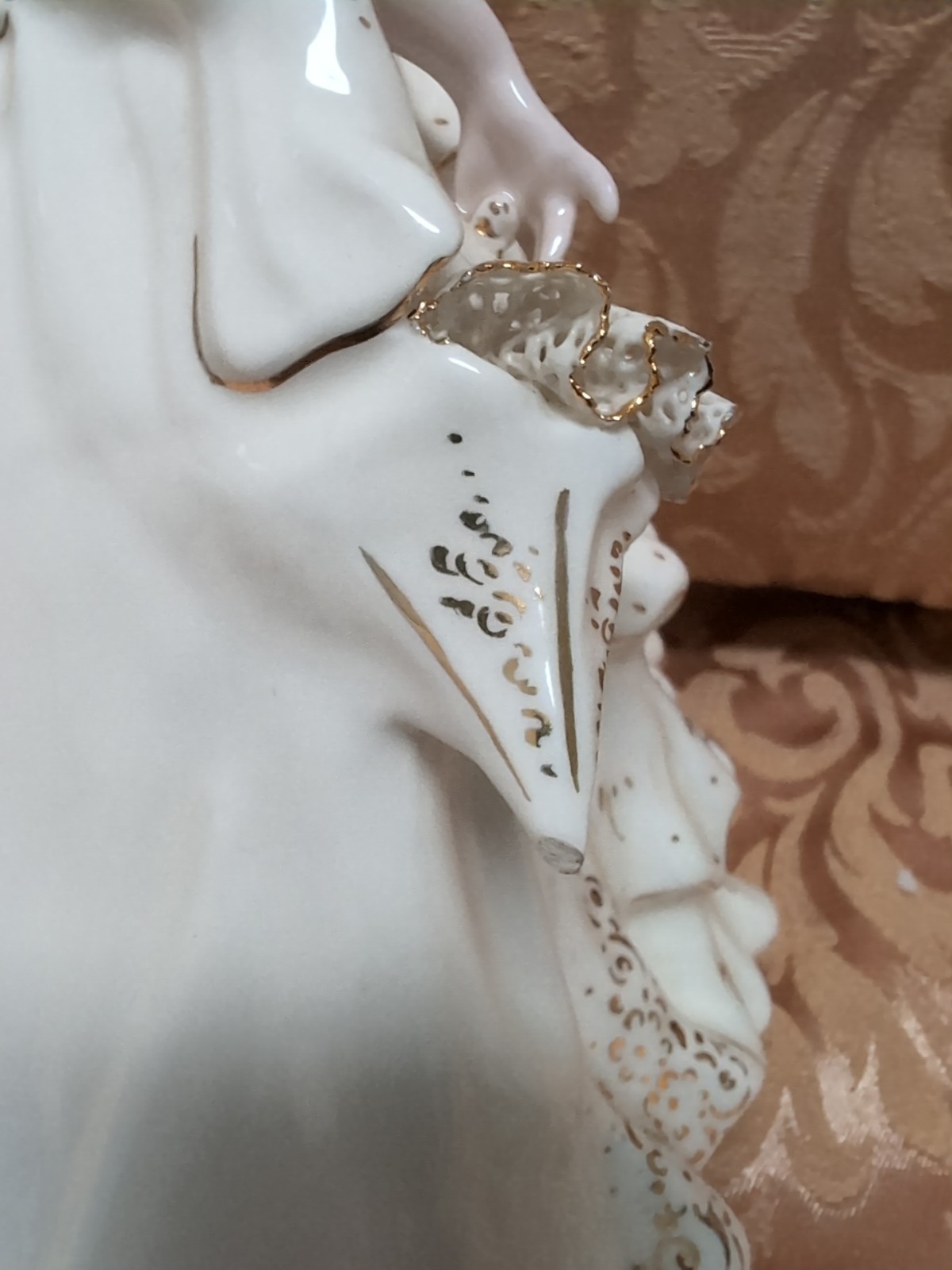 Lovely Florence Ceramics Pasadena ” Charmaine” White & Gold