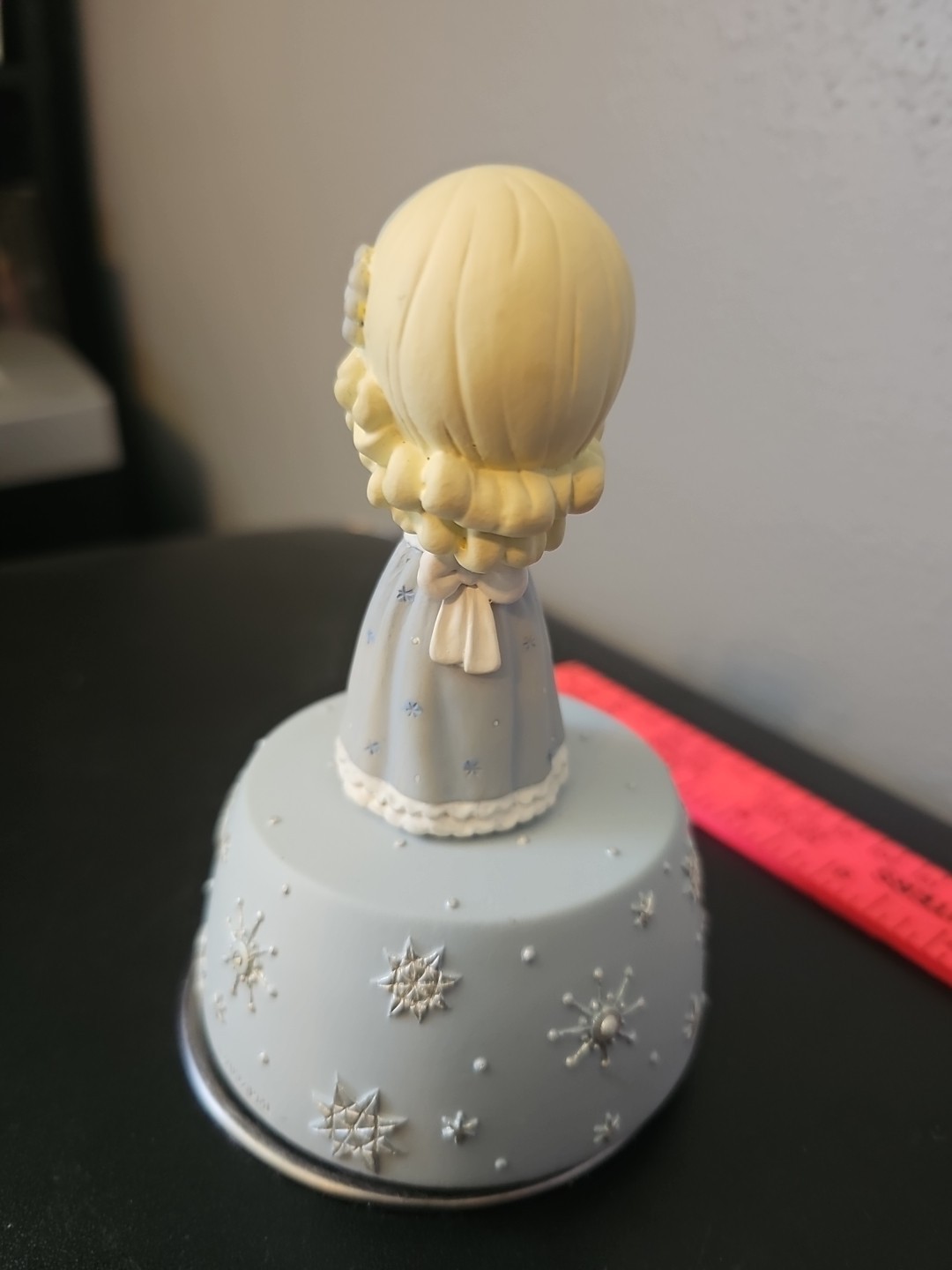 Precious Moments 890010 – 2007 Music Box “Silent Night” Girl E