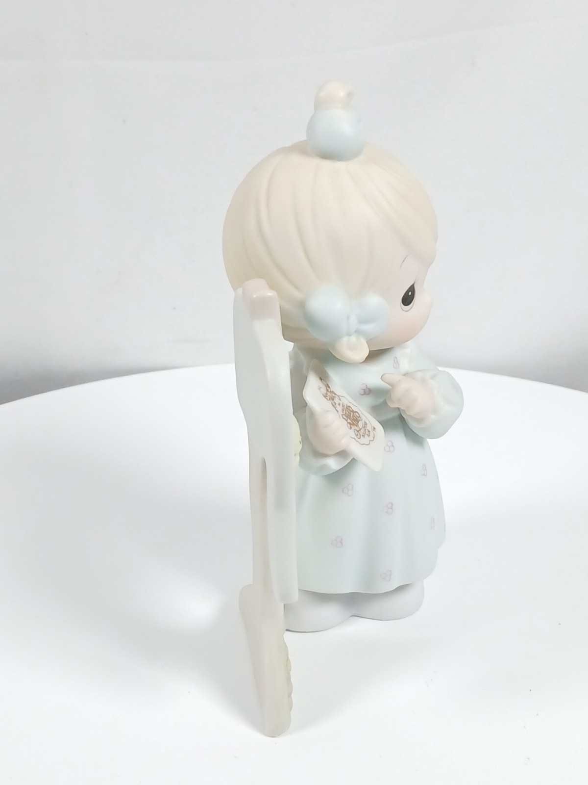 Precious Moments Club Figurine: 1991 “Sharing the Good News Together” #C0011