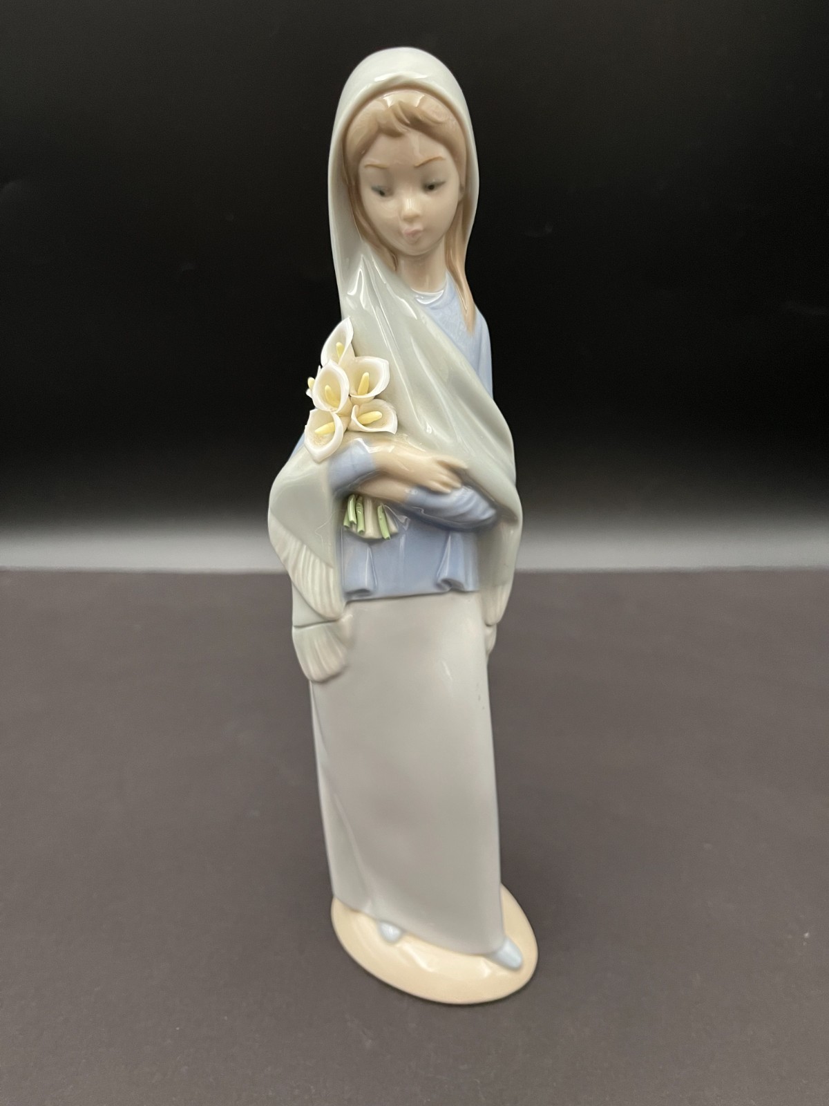 Vintage 9″ Lladro Porcelain Figurine “Girl With Calla Lilies” #4650 – Retired