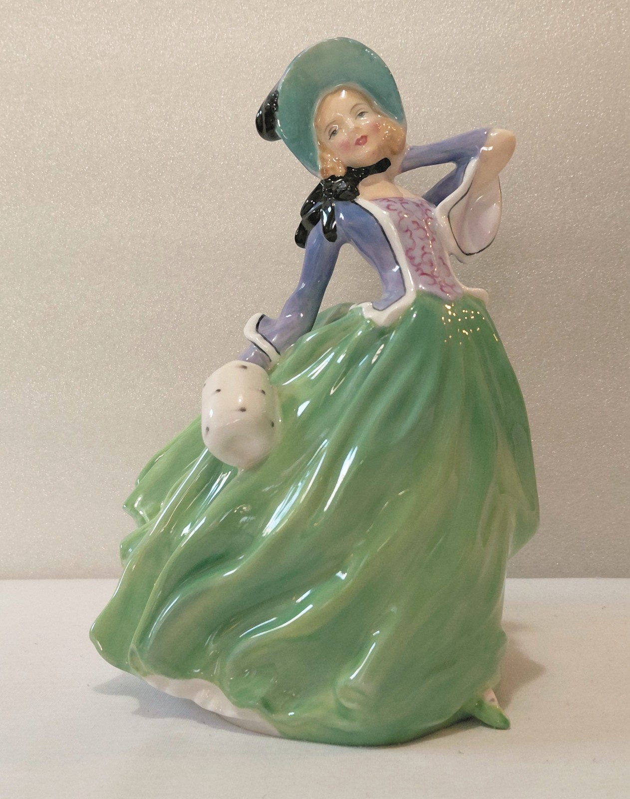 Royal Doulton Figurine 7 1/2 Inch Autumn Breezes Green Blue HN1913 Lady Vintage