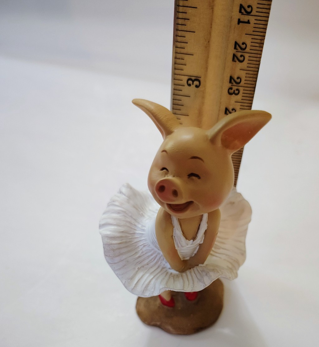Marilyn Monroe Pig Figurine Winking Flying White Dress Red Heels Kitsch Statue