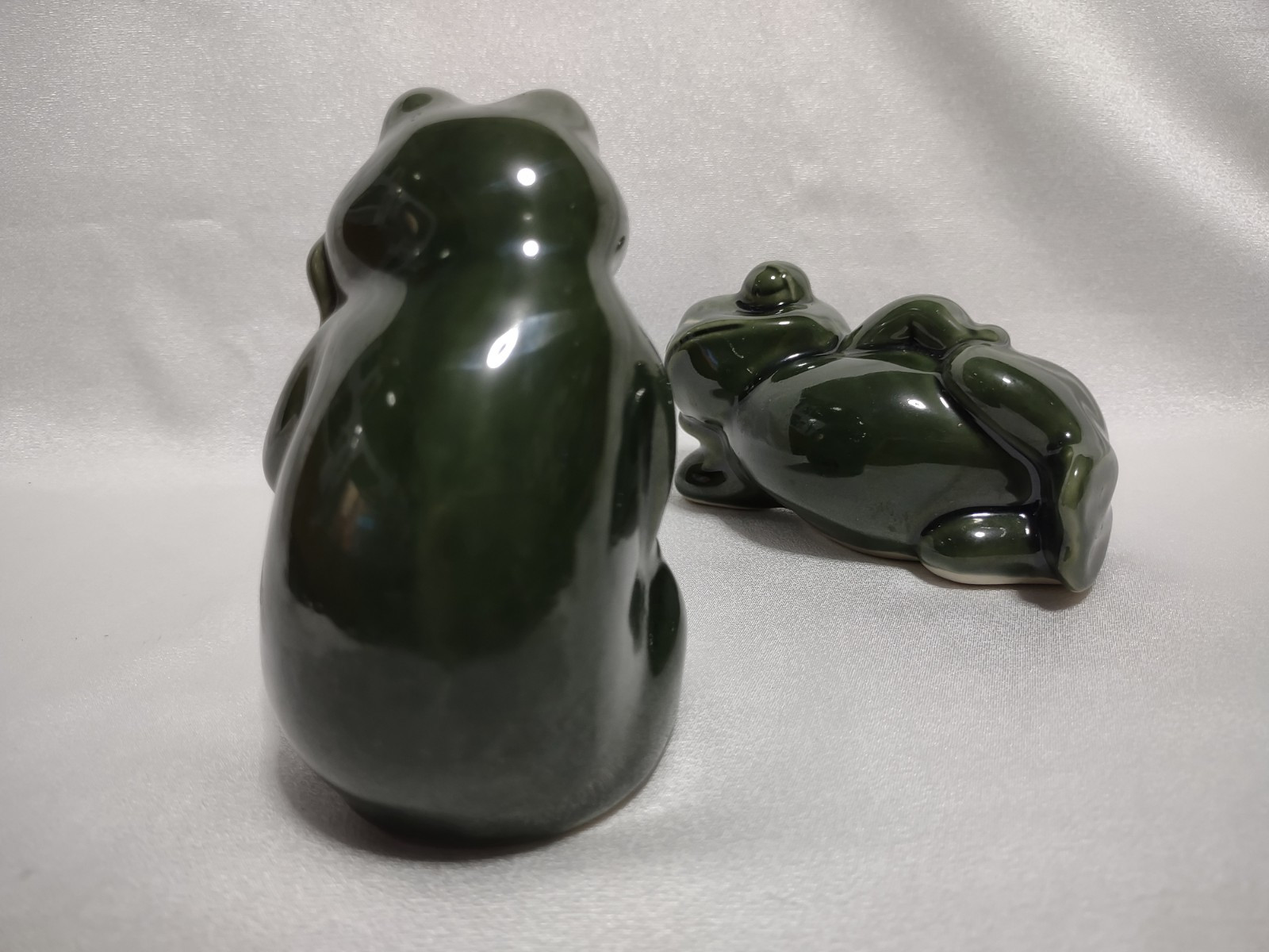 2 Green Frogs Relaxing Ceramic Decoration Figurines Vintage Brazil