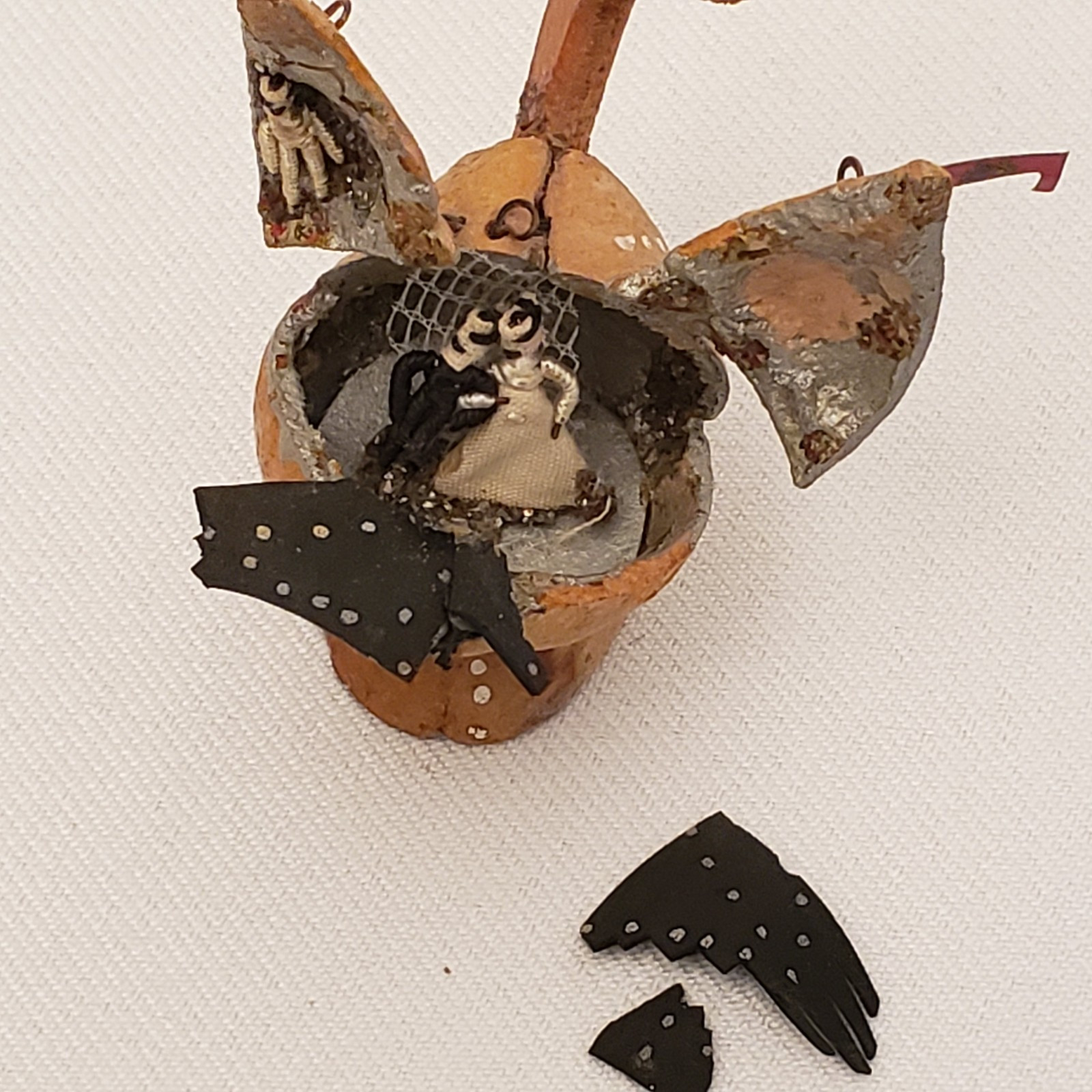 RARE Vtg bird nut Diorama Wedding Scene Bride & Groom MEXICO Outsider Folk Art