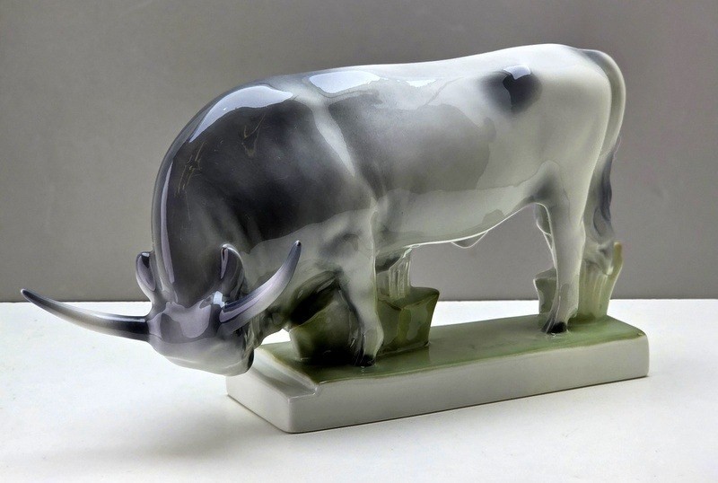 ZSOLNAY Bull Figure by András Sinkó, Hungary H : 17 cm L : 32cm Unknown Date
