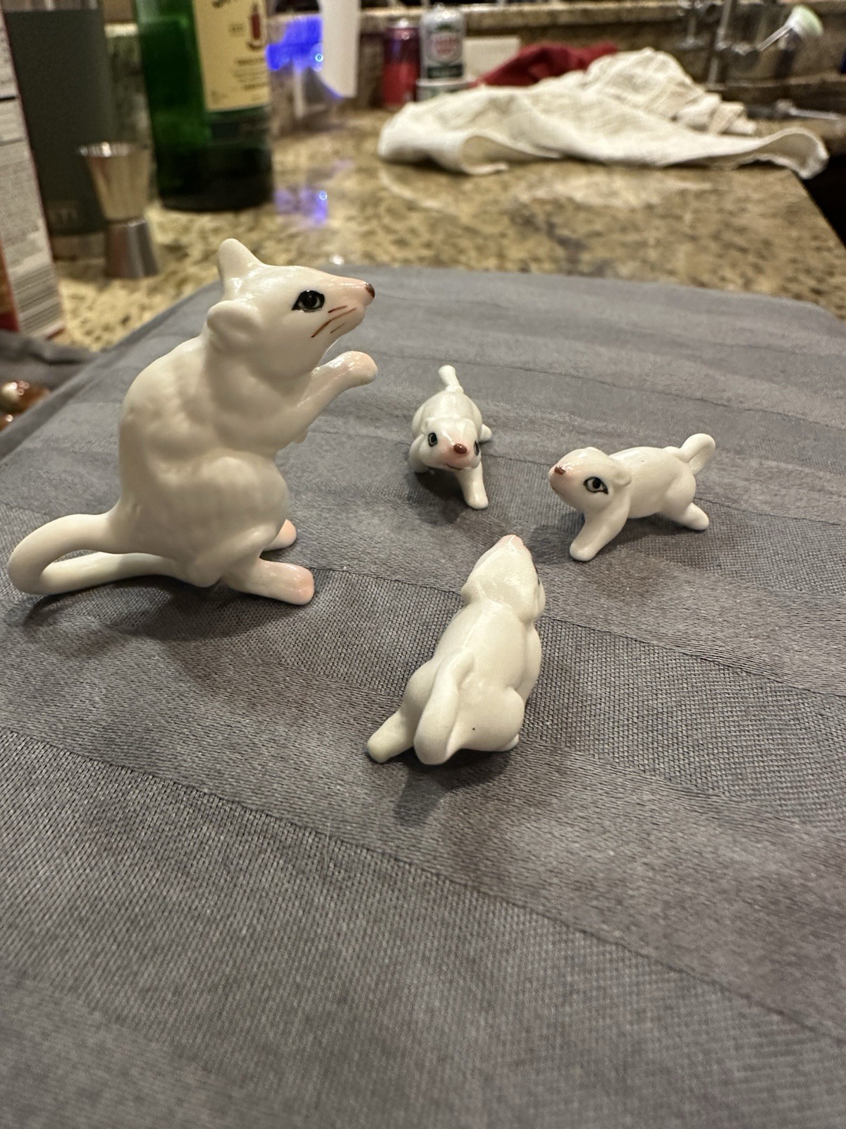 Hagen Renaker Mouse Mom and 3 Babies. Miniature Figurines