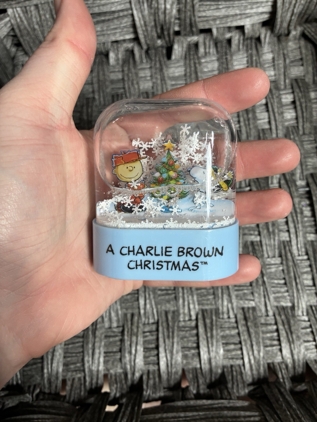 A CHARLIE BROWN CHRISTMAS MINI SNOW GLOBE SNOOPY CHARLIE BROWN PRE OWNED GREAT