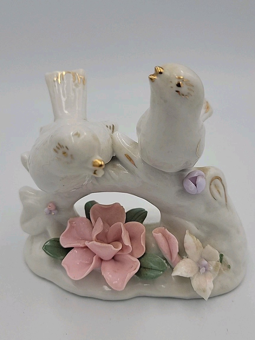 Vintage Delicate Porcelain Doves Or Love Birds Figurine In 3D