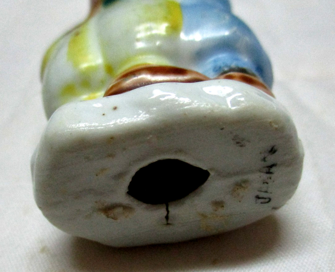 Figurine Dutch Girl & Boy kissing Miniatures Made In Japan