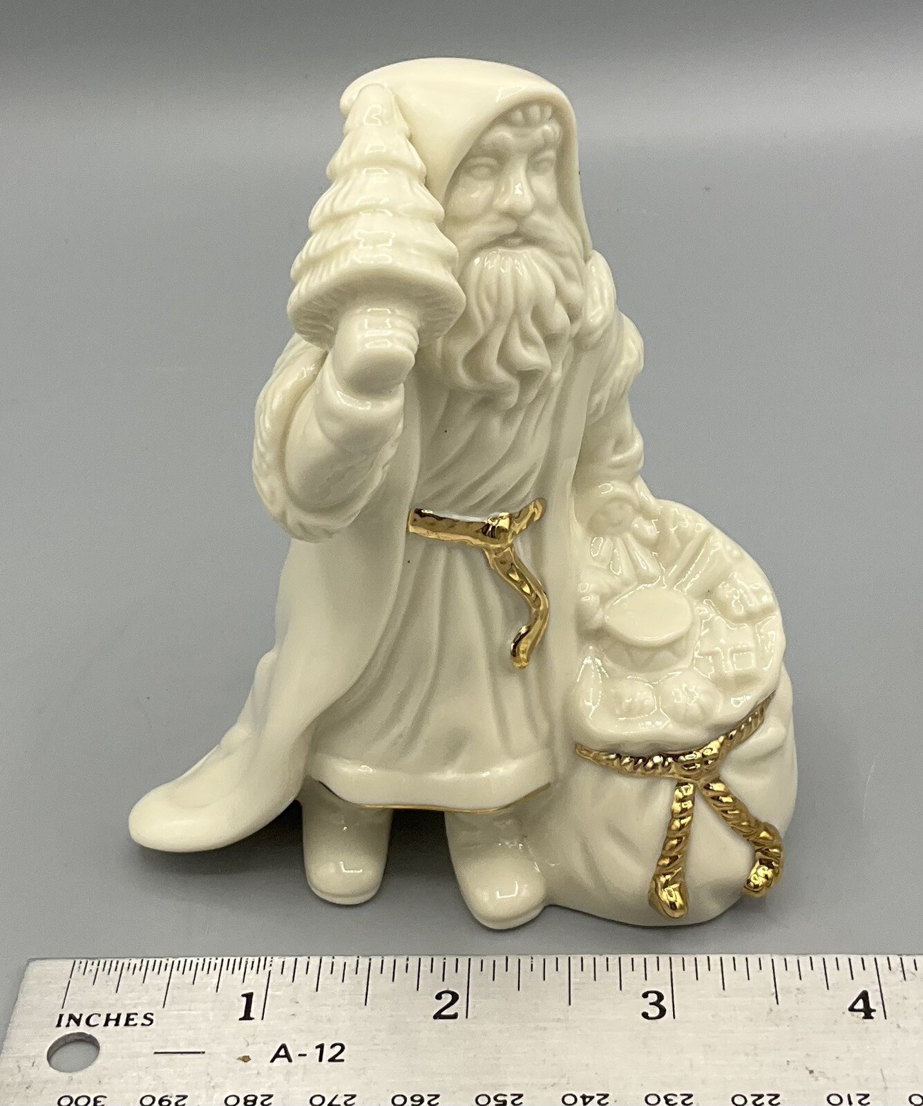Lenox Classic Kris Kringle Figurine Santa Claus Porcelain White Gold 4.5″Tall