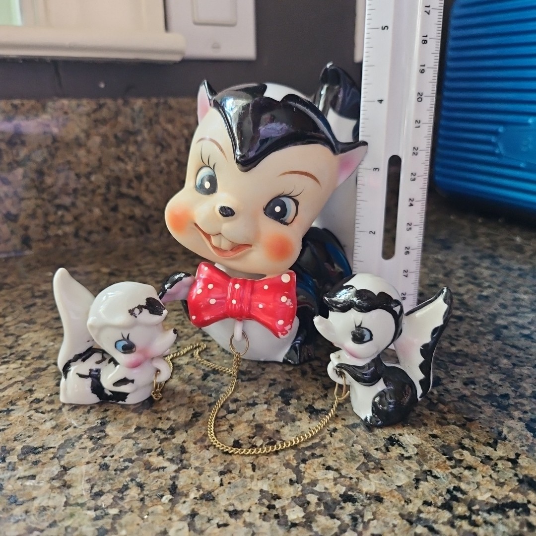 Vintage LARGE Arnart SKUNK Mama & Babies Chains Chained 4.5″ Tall