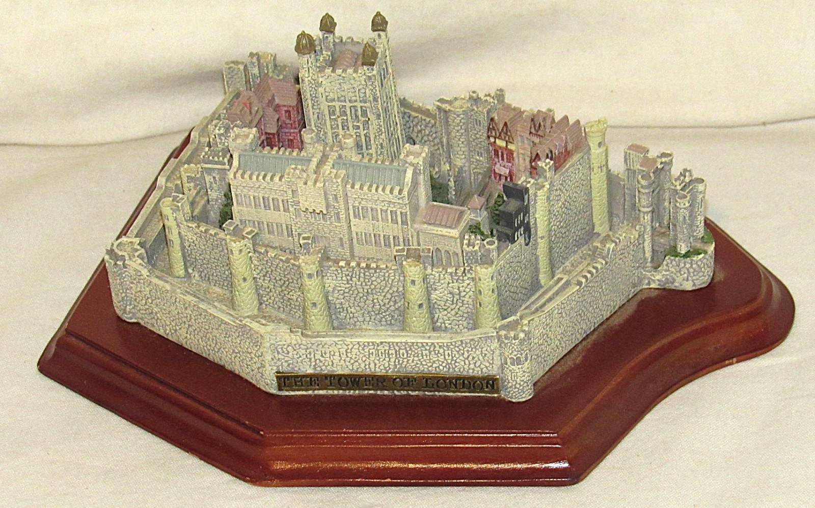 Castles of The World – The Tower Of London Miniature ‘Forest Creek Gems’