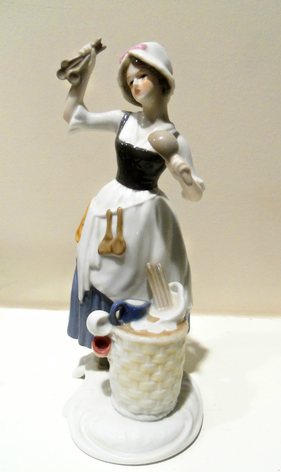 Goebel Lady Figurine Female Hawker Colonial Craftsman Series #16 05419 porcelain