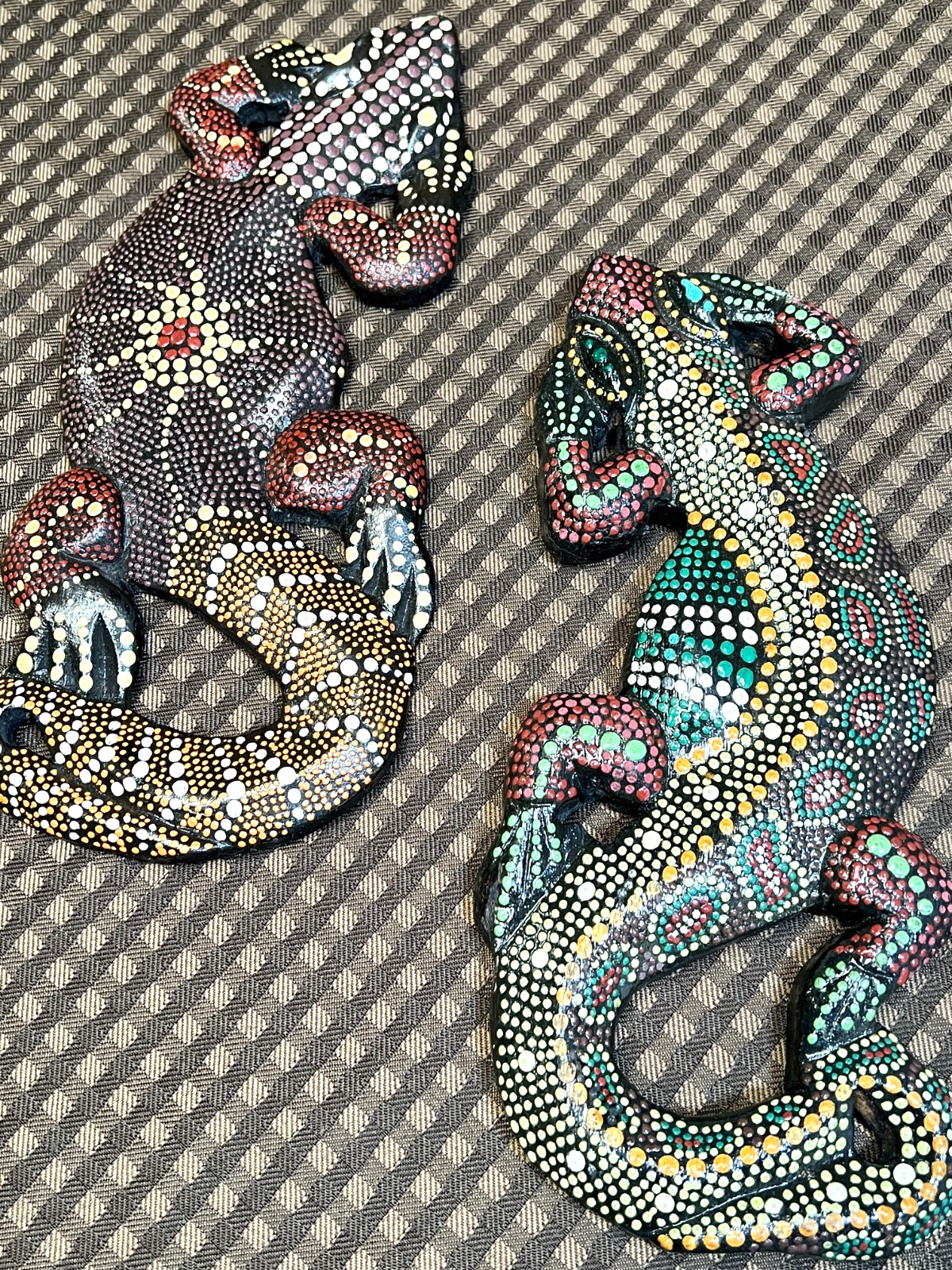 Set of 2 Dot Painted Wood 10″ Geckos Colorful Green Brown Wall Hanging Climbing