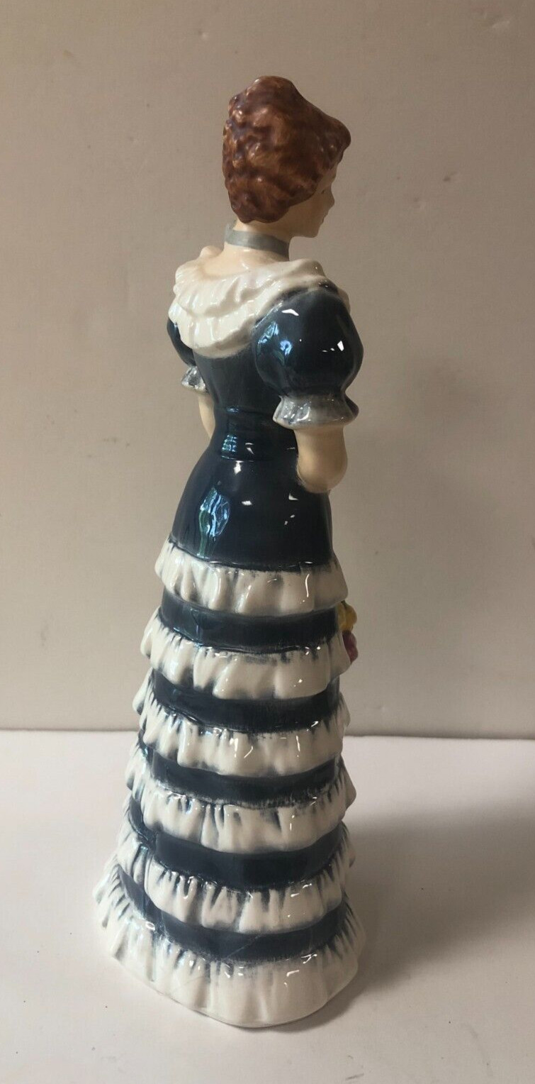 1984 Goebel Series 1 of 4 “Unity in Diversity” Lady Figurine Excellent Condition