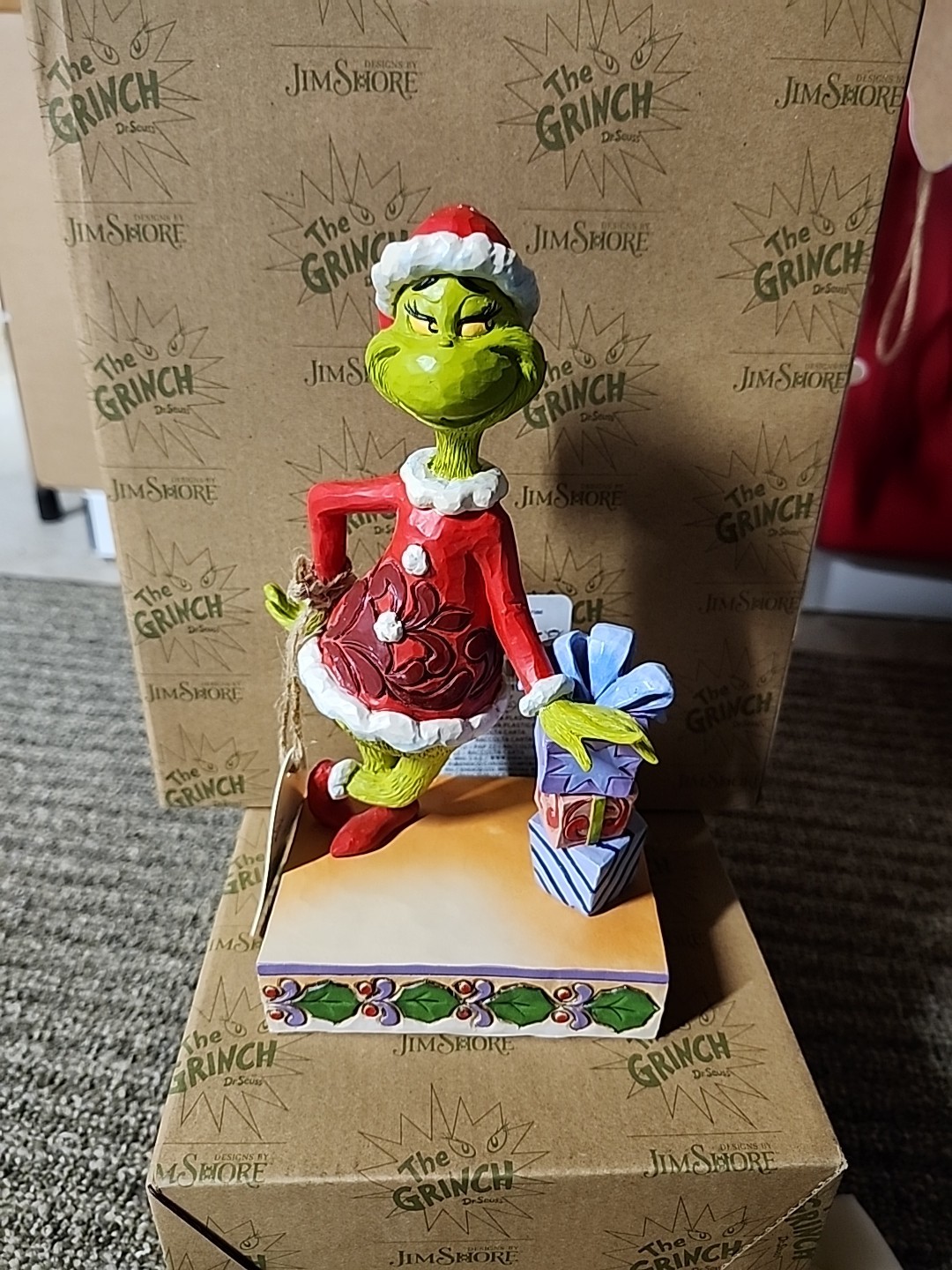 Dr. Seuss The Grinch, Jim Shore, Grinch Leaning On Stacked Gifts, 2024 Figurine