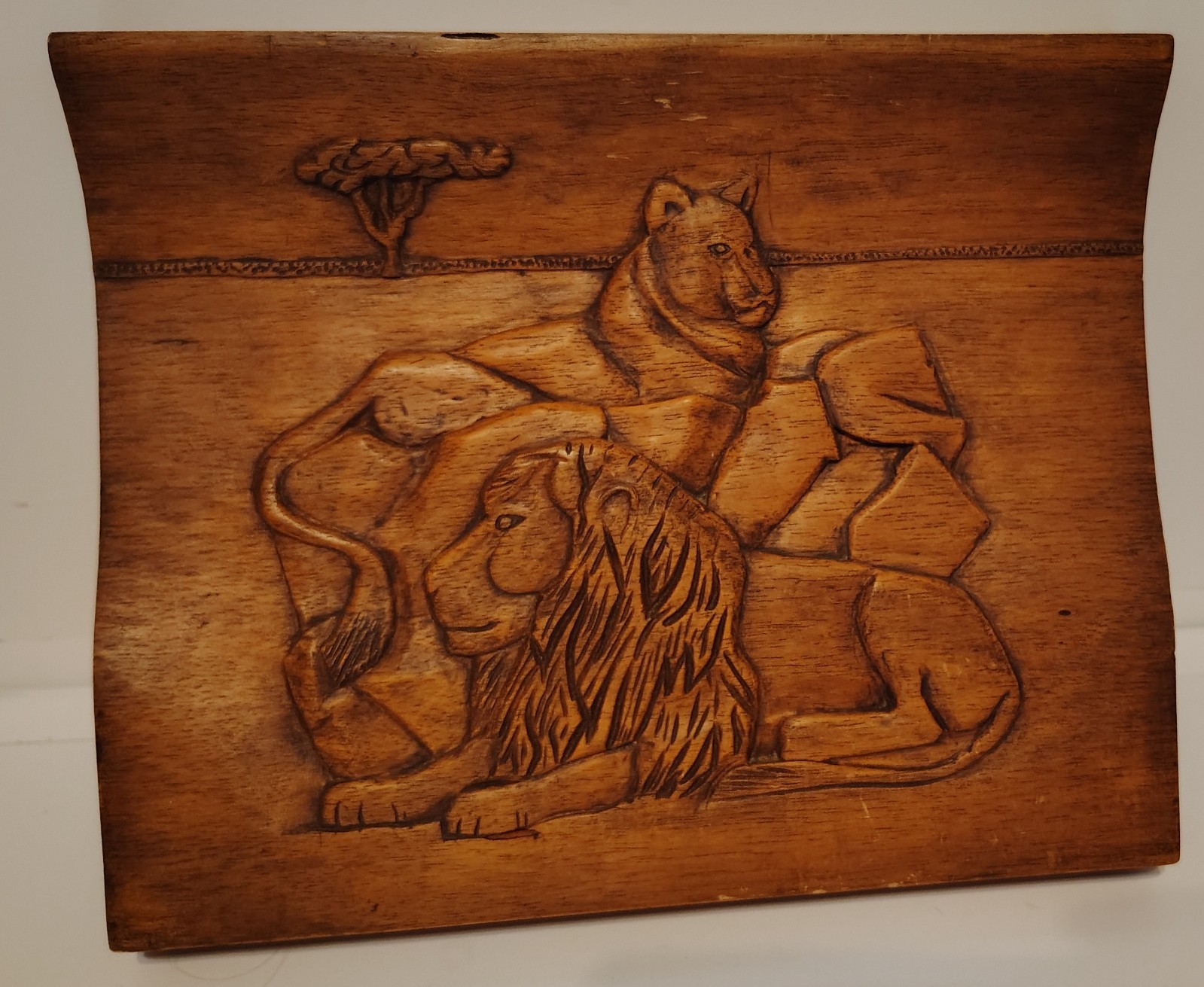VINTAGE HAND CARVED WOOD PLAQUE LIONS ON THE SAVANNAH WILD ANIMALS 11″ X 9″