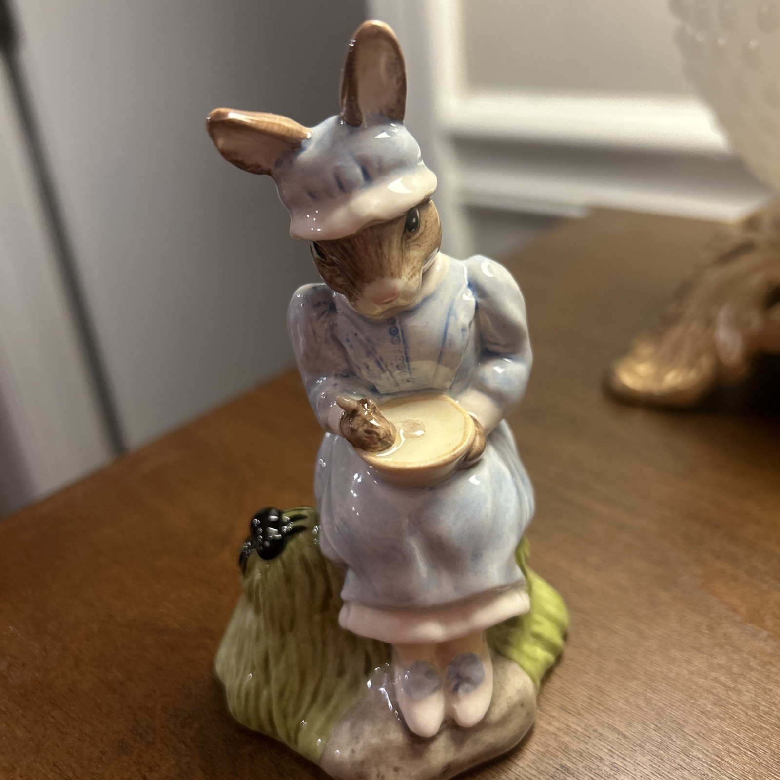 Royal Doulton Little Miss Muffet Bunnykins DB240 *made in England, no Box