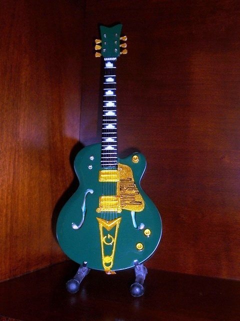 Mini Green Guitar U2 BONO GIFT Memorabilia FREE STAND THE GOAL IS SOUL