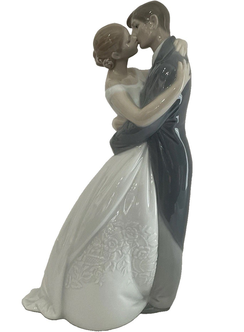 NAO Porcelain Hand Painted Bride & Groom Wedding Couple Figurine KISS Forever